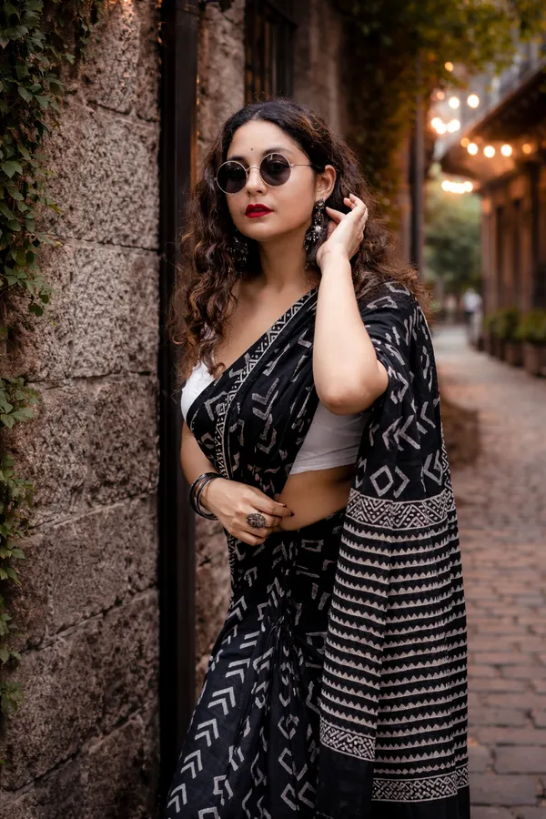 Midnight_Noir_Linen_Cotton_Saree_With_Geometric_Print_Tribal_Border