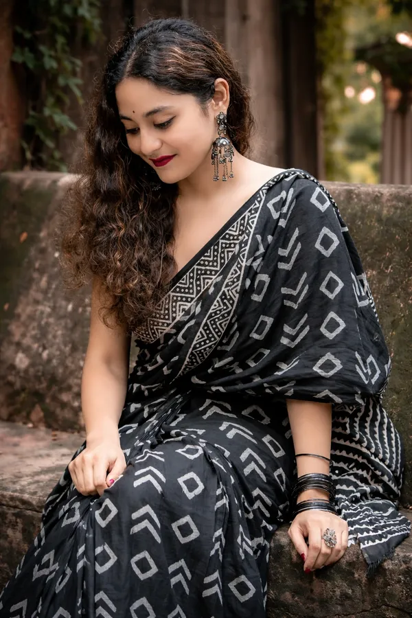 Midnight_Noir_Linen_Cotton_Saree_With_Geometric_Print_Tribal_Border