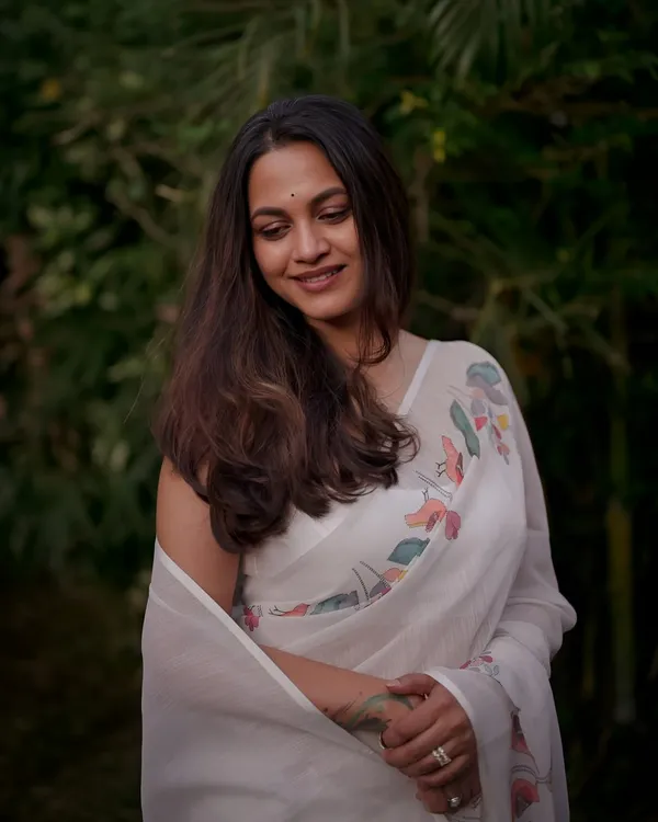 Elegant_White_Floral_Printed_Saree_With_Soft_Pastel_Border