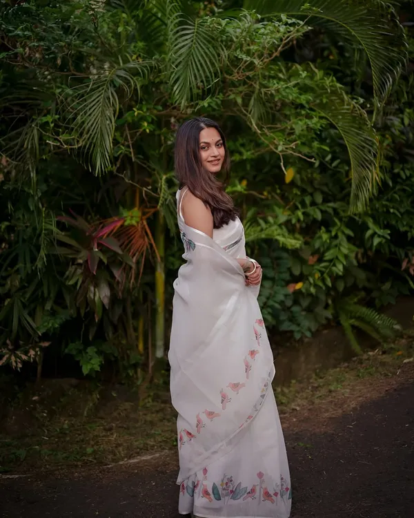 Elegant_White_Floral_Printed_Saree_With_Soft_Pastel_Border