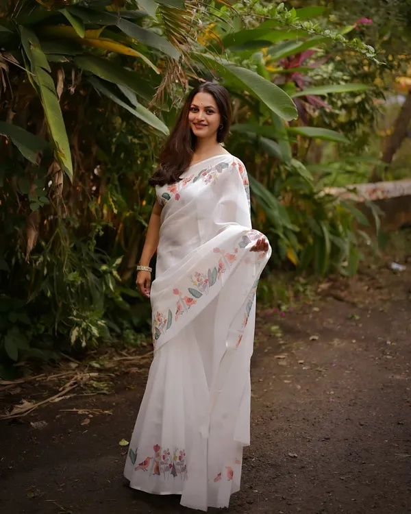 Elegant_White_Floral_Printed_Saree_With_Soft_Pastel_Border