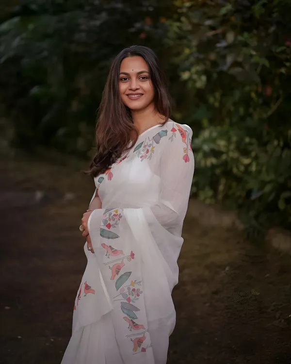 Elegant_White_Floral_Printed_Saree_With_Soft_Pastel_Border