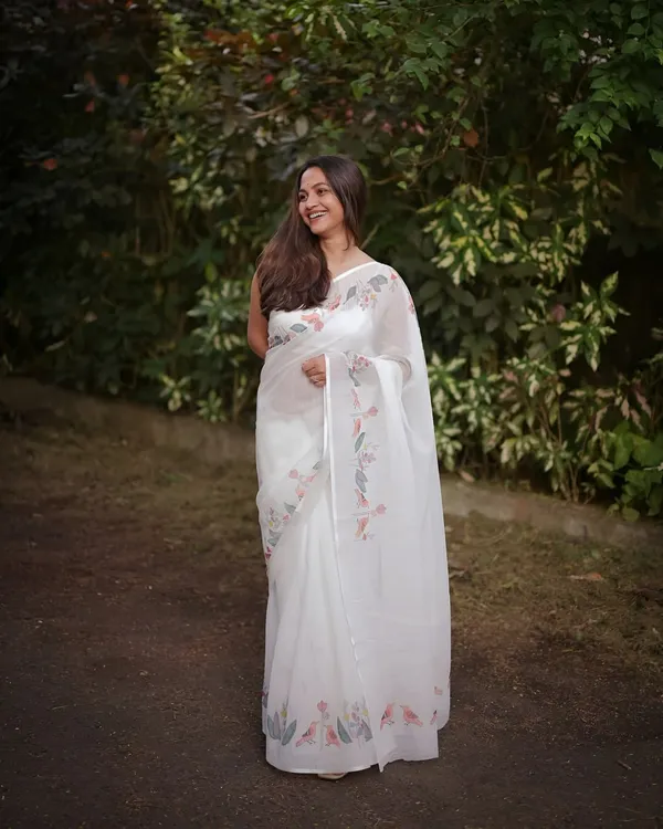 Elegant_White_Floral_Printed_Saree_With_Soft_Pastel_Border