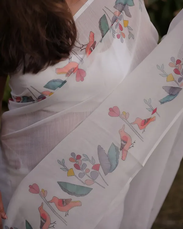 Elegant_White_Floral_Printed_Saree_With_Soft_Pastel_Border