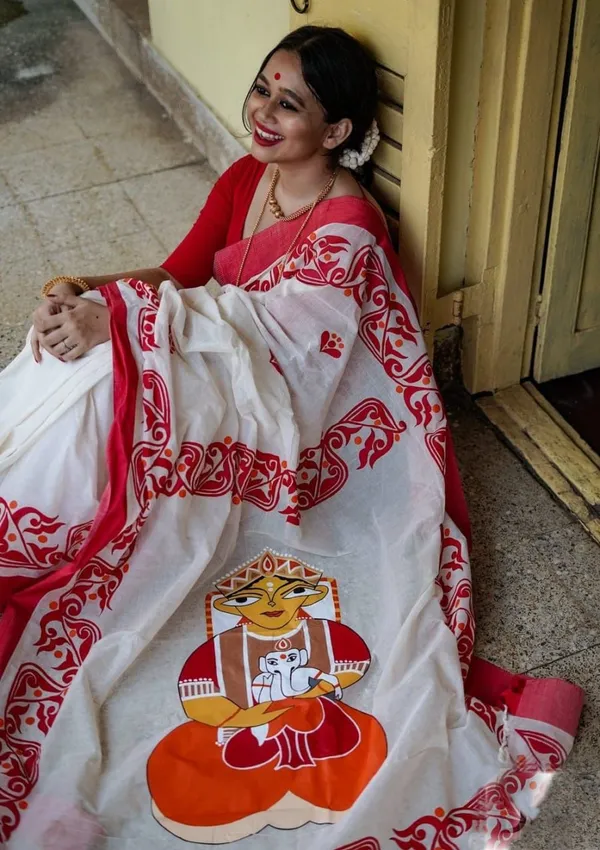 Off_White_Saree_With_Red_Traditional_Art_Print_Bold_Border