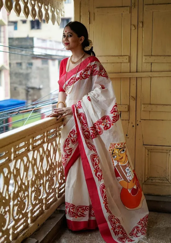 Off_White_Saree_With_Red_Traditional_Art_Print_Bold_Border