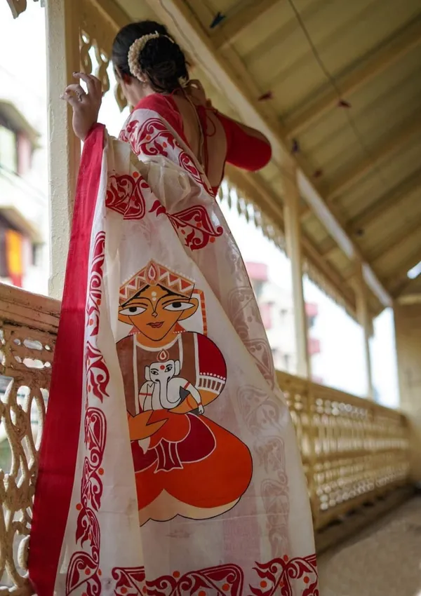 Off_White_Saree_With_Red_Traditional_Art_Print_Bold_Border