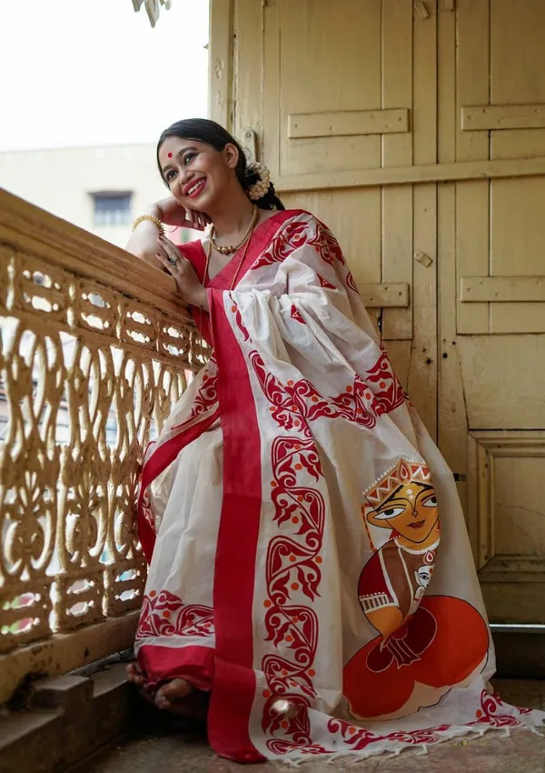 Off_White_Saree_With_Red_Traditional_Art_Print_Bold_Border