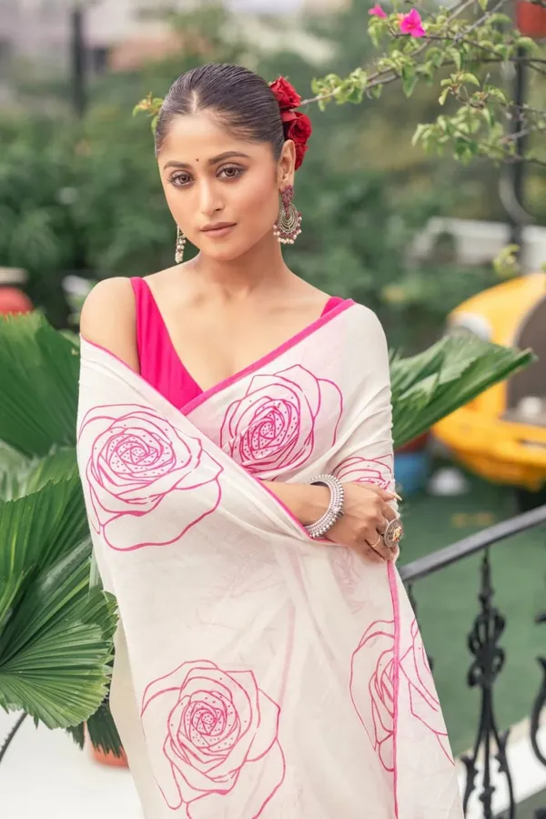 Elegant_White_Saree_With_Pink_Floral_Line_Print_Minimal_Border