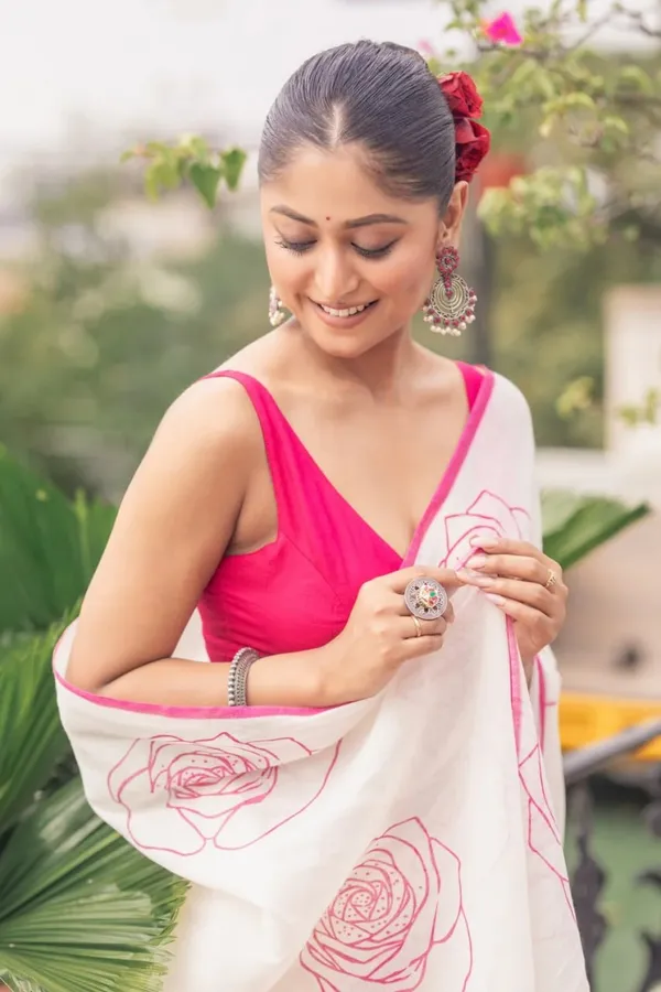 Elegant_White_Saree_With_Pink_Floral_Line_Print_Minimal_Border