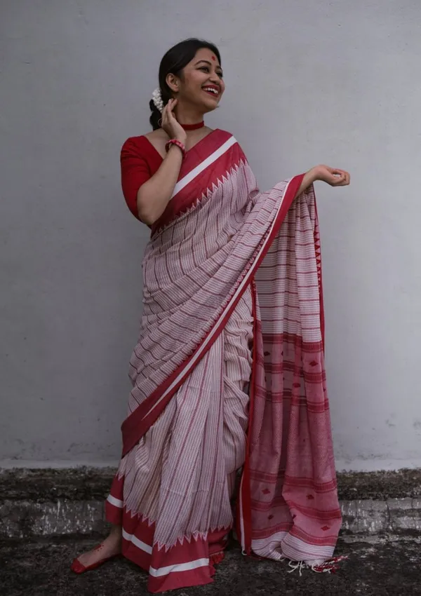 Classic_White_Red_Striped_Saree_With_Traditional_Border_Design
