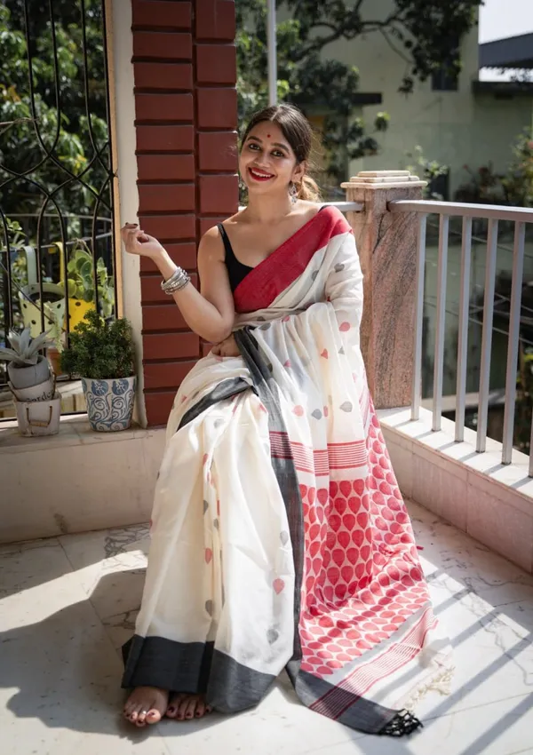 Off_White_Saree_With_Red_Abstract_Print_Contrast_Black_Border