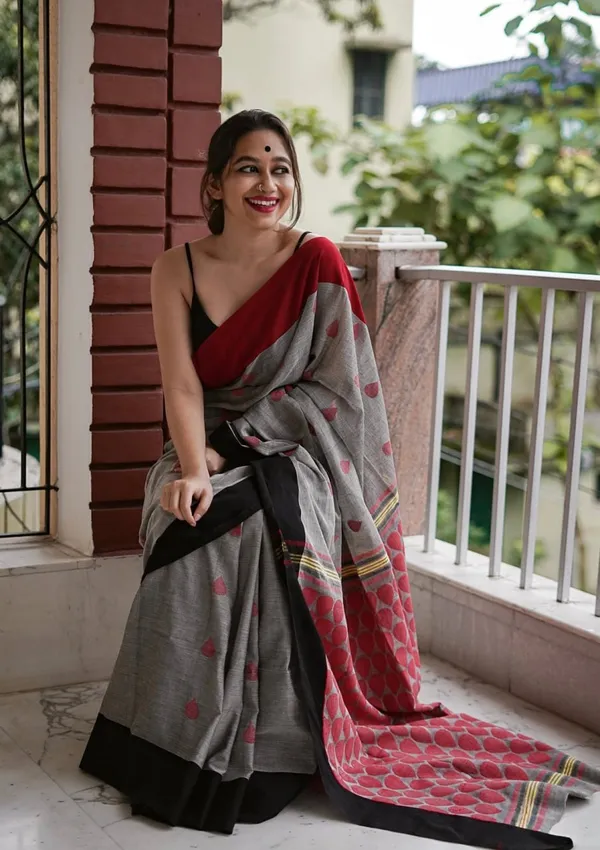 Grey_Red_Printed_Saree_With_Contrast_Border_And_Artistic_Motifs