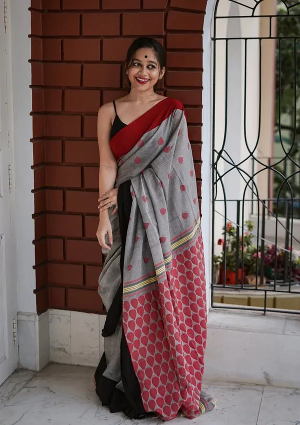 Grey_Red_Printed_Saree_With_Contrast_Border_And_Artistic_Motifs