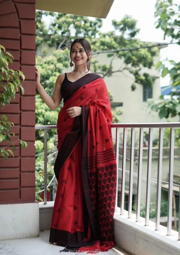 Bold_Red_Saree_With_Black_Border_Traditional_Motif_Print