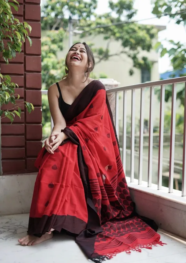 Bold_Red_Saree_With_Black_Border_Traditional_Motif_Print
