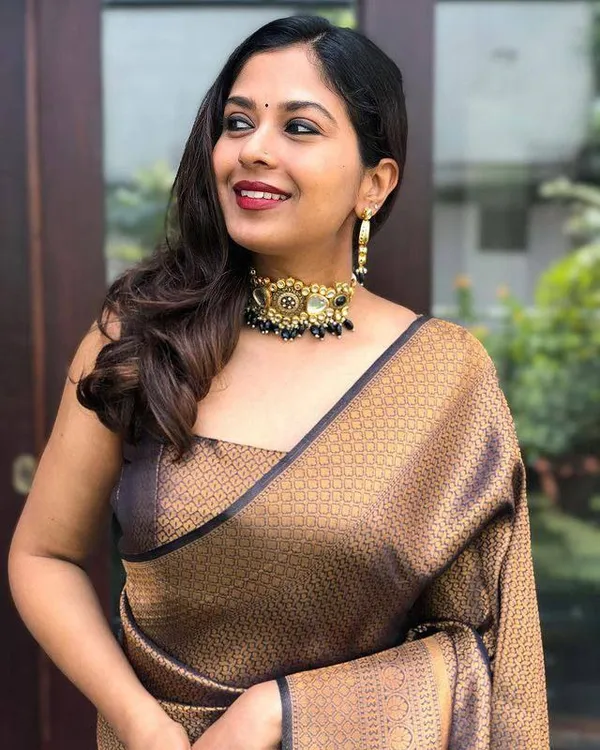 Black_And_Antique_Gold_Woven_Silk_Blend_Saree_With_Tasselled_Pallu