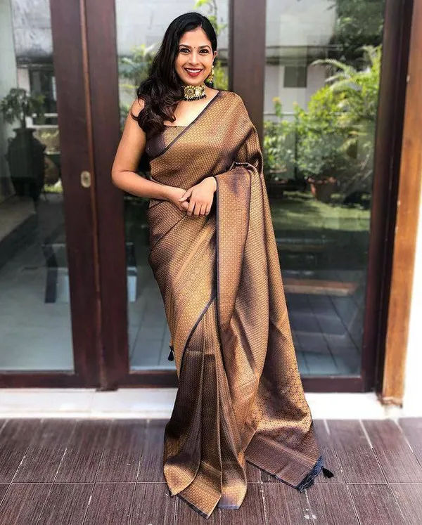 Black_And_Antique_Gold_Woven_Silk_Blend_Saree_With_Tasselled_Pallu