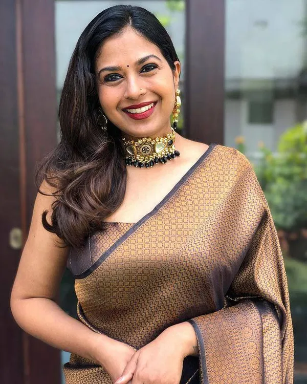 Black_And_Antique_Gold_Woven_Silk_Blend_Saree_With_Tasselled_Pallu