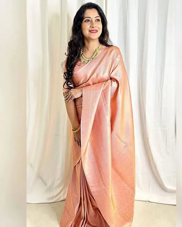 Peach_Rose_Gold_Woven_Silk_Blend_Saree_With_Subtle_Traditional_Motifs