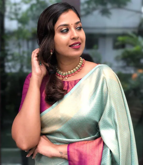 Sea_Green_Silk_Blend_Saree_With_Rani_Pink_Contrast_Border_And_Woven_Pallu