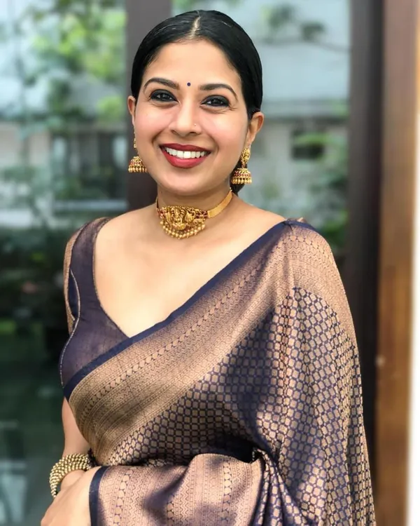 Navy_Blue_Woven_Silk_Blend_Saree_With_Antique_Copper_Zari_And_Paisley_Pallu