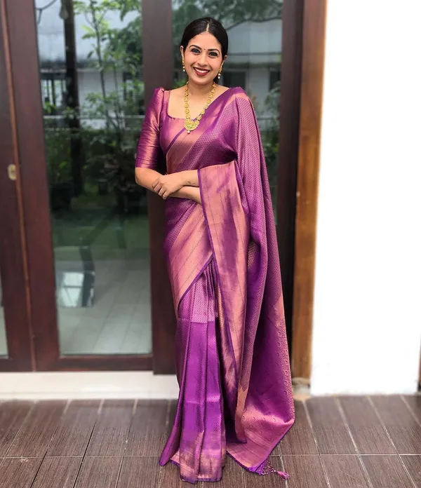 Royal_Purple_Woven_Silk_Blend_Saree_With_Rose_Gold_Border_And_Tasselled_Pallu
