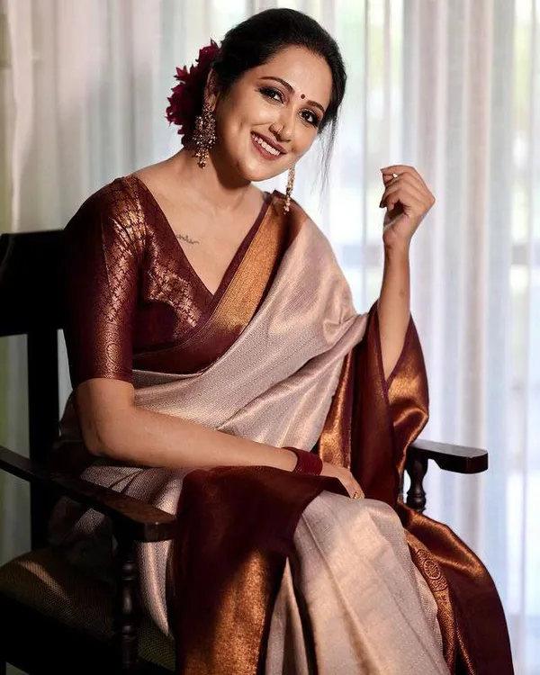 Champagne_Beige_Woven_Silk_Blend_Saree_With_Copper_Maroon_Border