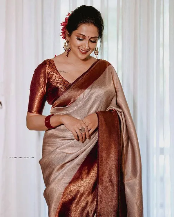 Champagne_Beige_Woven_Silk_Blend_Saree_With_Copper_Maroon_Border