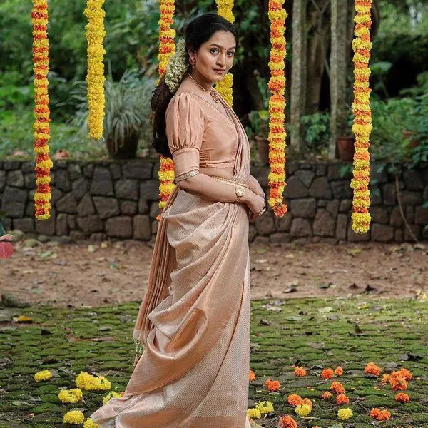 Champagne_Cream_Woven_Silk_Blend_Saree_With_Paisley_Pallu_And_Subtle_Gold_Detailing