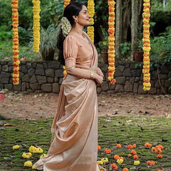 Champagne_Cream_Woven_Silk_Blend_Saree_With_Paisley_Pallu_And_Subtle_Gold_Detailing