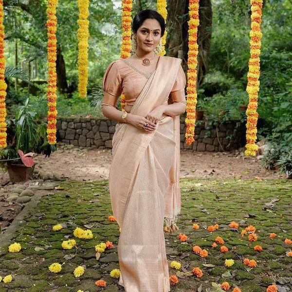 Champagne_Cream_Woven_Silk_Blend_Saree_With_Paisley_Pallu_And_Subtle_Gold_Detailing