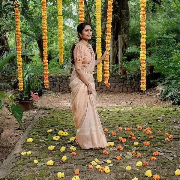 Champagne_Cream_Woven_Silk_Blend_Saree_With_Paisley_Pallu_And_Subtle_Gold_Detailing