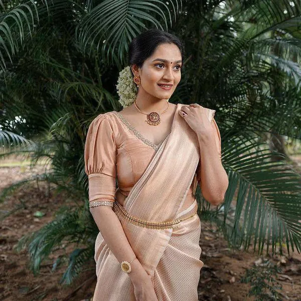 Champagne_Cream_Woven_Silk_Blend_Saree_With_Paisley_Pallu_And_Subtle_Gold_Detailing