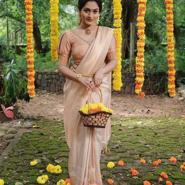 Champagne_Cream_Woven_Silk_Blend_Saree_With_Paisley_Pallu_And_Subtle_Gold_Detailing