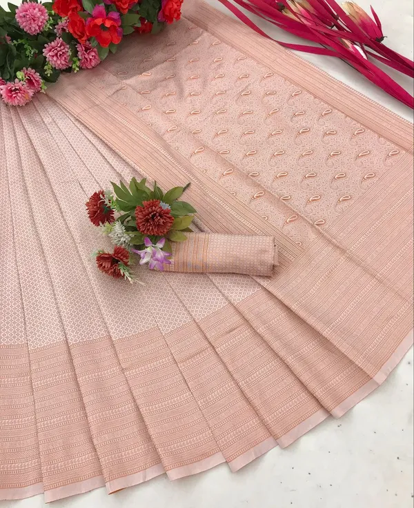 Champagne_Cream_Woven_Silk_Blend_Saree_With_Paisley_Pallu_And_Subtle_Gold_Detailing