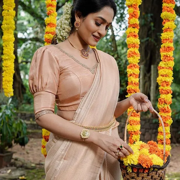 Champagne_Cream_Woven_Silk_Blend_Saree_With_Paisley_Pallu_And_Subtle_Gold_Detailing