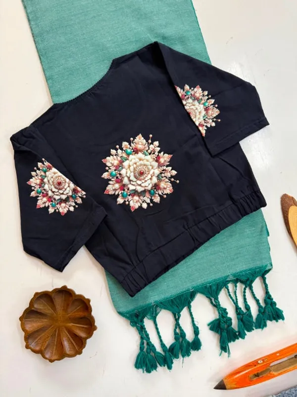 Sea_Green_Saree_With_Navy_Blue_Floral_Print_Ready_To_Wear_Blouse