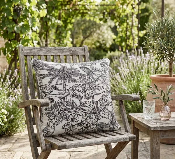 Jacquard_Jungle_Animal_Motif_Cushion_Cover