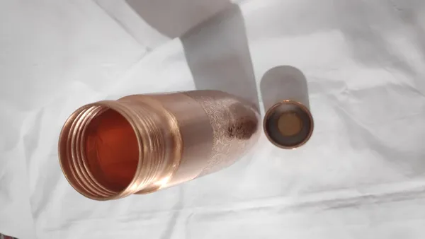 Peista_Copper_bottle_(pure_copper),_Polish_finish