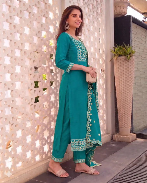 Teal_Rayon_Straight_Embroidered_Salwar_Suit_Set_For_Women