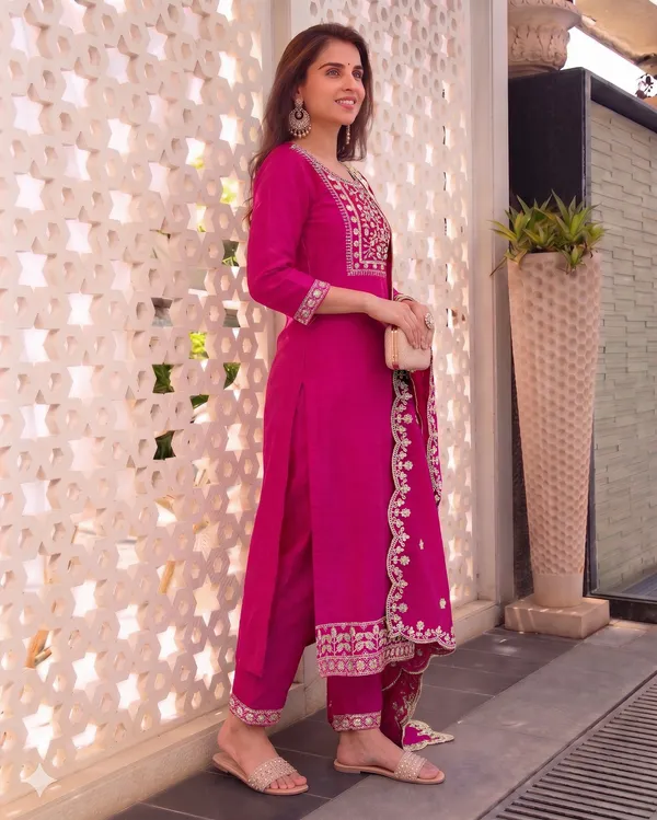 Magenta_Rayon_Straight_Kurta_Set_For_Women