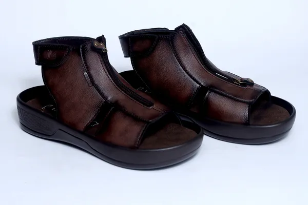LEE_GRAIN_Men's_Brown_Front-Zip_Leather_Sandals.