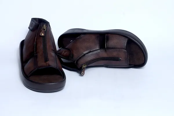 LEE_GRAIN_Men's_Brown_Front-Zip_Leather_Sandals.