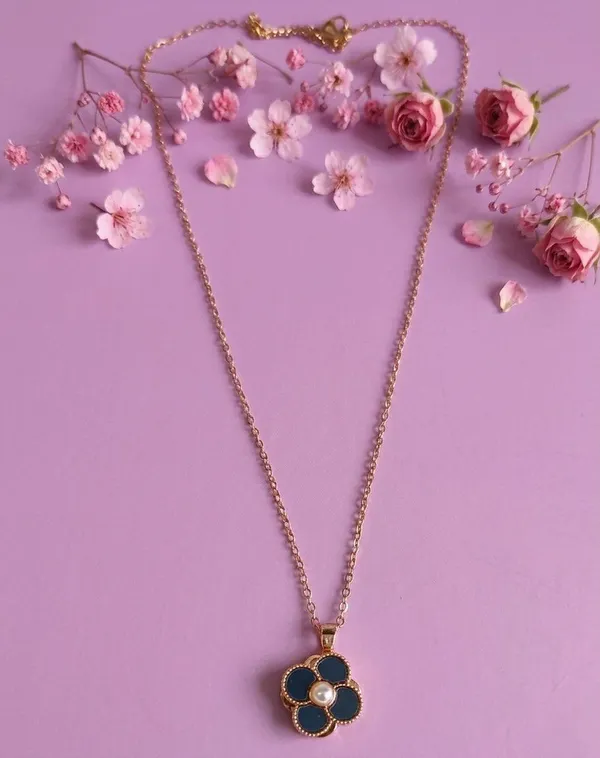 Rose_Gold_Tone_Black_Clover_Pearl_Pendant_Necklace_For_Women