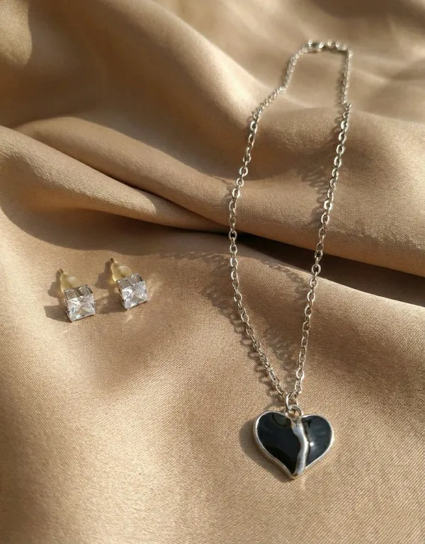 Silver_Tone_Black_Heart_Pendant_Necklace_And_Studs_Set_For_Women