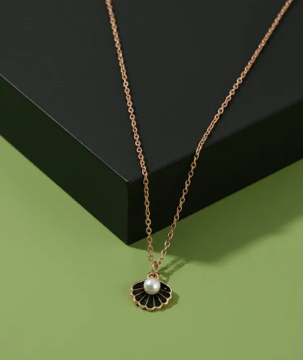 Gold_Tone_Pearl_Flower_Pendant_Necklace_For_Women