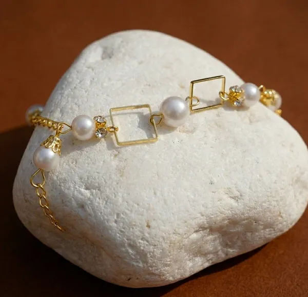 Gold_Tone_Artificial_Pearl_Chain_Bracelet_For_Women