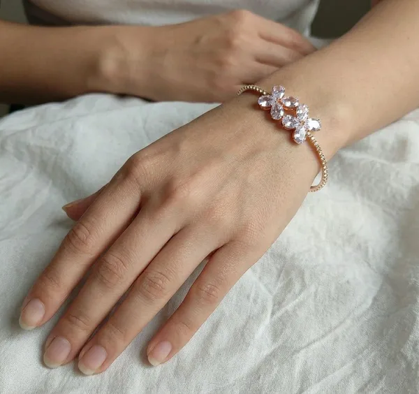 Gold_Tone_Floral_Crystal_Bangle_For_Women