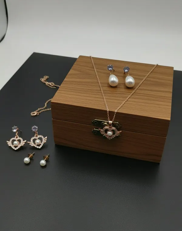 Gold_Tone_Pearl_Heart_Pendant_Jewellery_Set_For_Women